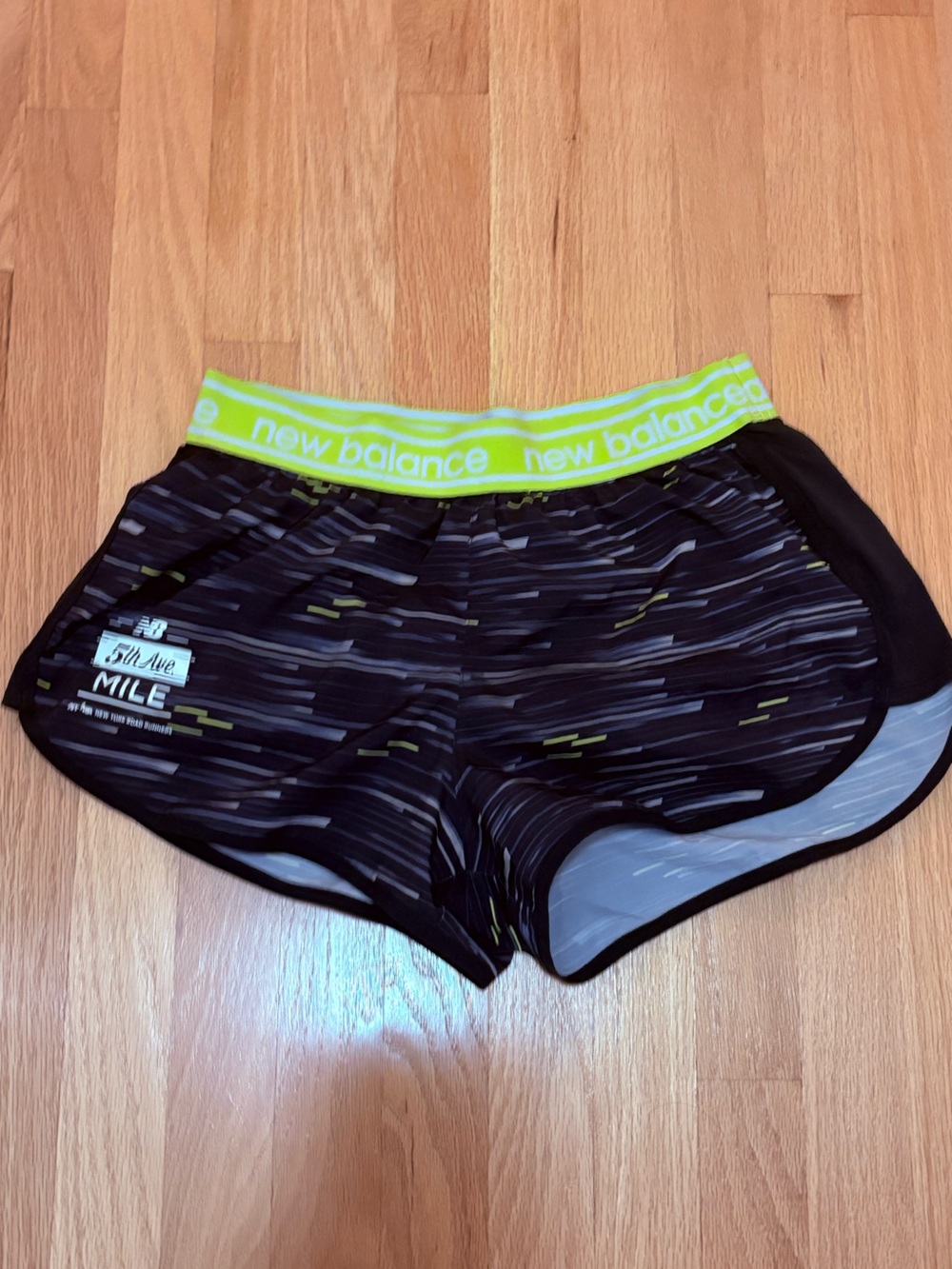 New Balance 5th Ave Mile Women's SznM Black Patterned Active Shorts
